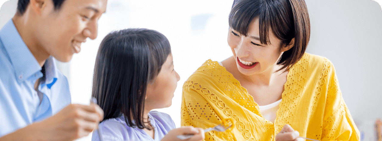 笑顔の母親、娘、父親が写る家族の温かく幸せな瞬間の様子。